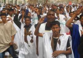 تعلو أصوات المتظاهرين بالهتافات التي تنادي بالقدس لنا ولا للمحتلين وسنحميه بالوحدة والتضامن من موريتانيا إلي فلسطين  (تصوير الأخبار)