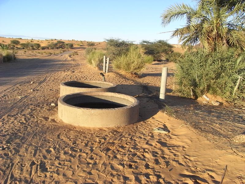 بعض الحياض التي أوقفها أحمد الحمدي على الطريق (تصوير الأخبار)