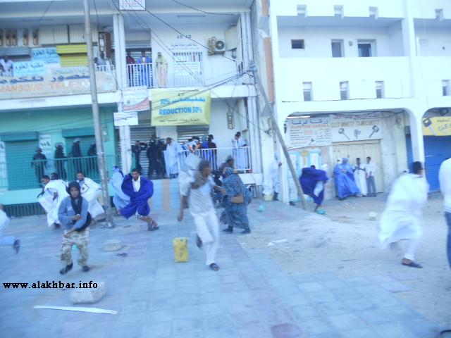الشرطة بررت الهجوم العنيف على المتجمعين قرب السوق بأن بينهم "لصوص ومجرمين يقومون بعمليات سرقة ونهب" (الأخبار)