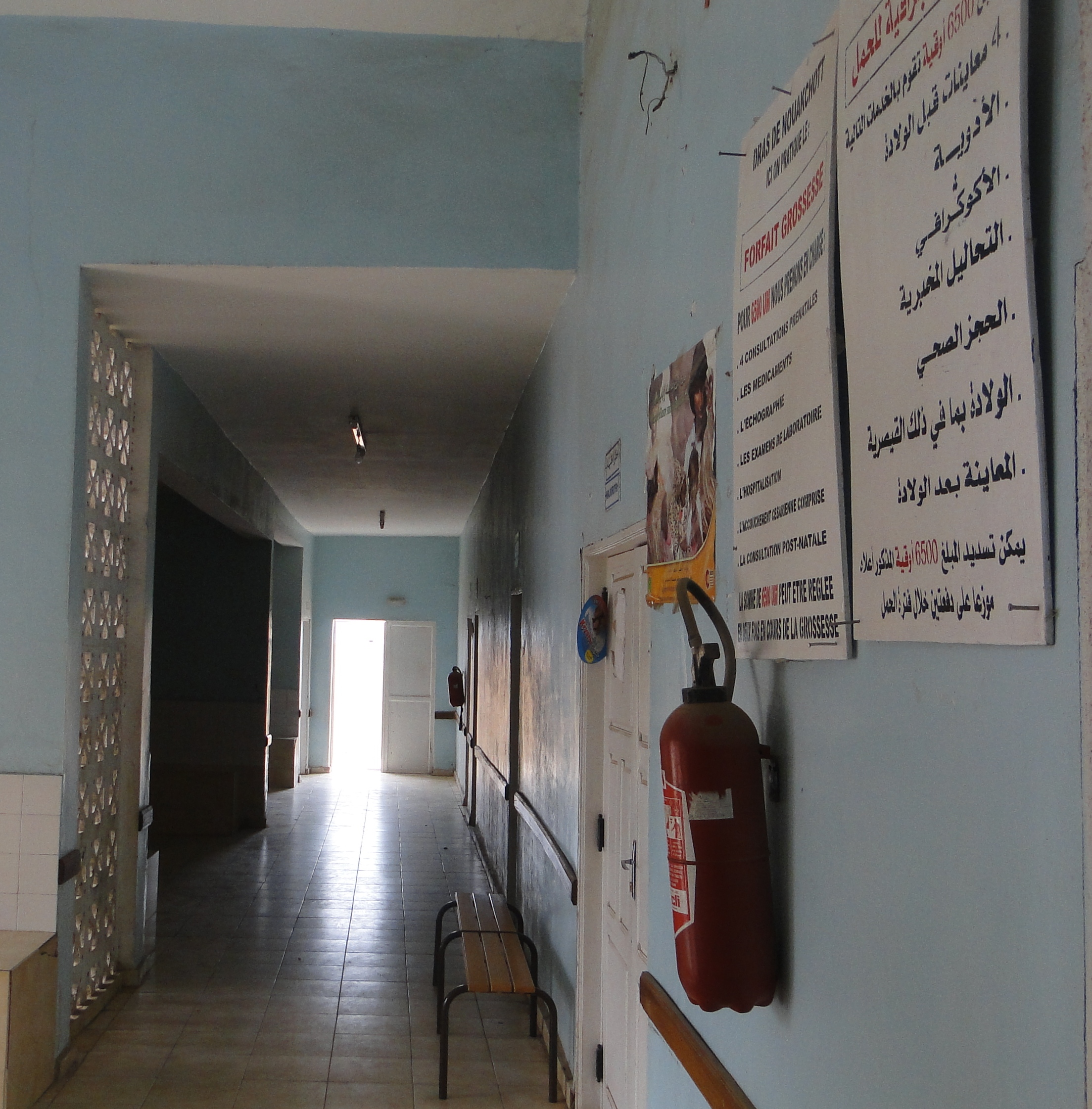 أروقة المستوصف خالية من المرضى كما هو الحال بالنسبة لأسرته (تصوير الأخبار)