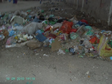 القمامة أعجزت البلدية فلم يبق لها إلا أن دعت المواطنين إلى عدم رمي النفايات في الشوارع دون إعطاء بديل - تصوير الأخبار