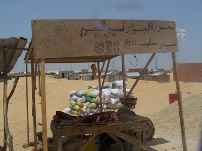 أمثال هؤلاء التجار الصغار وحدهم من يمنح الأمل للسكان المرحلين ويوفر لهم أدني مقومات الحياة في المكان الجديد (الأخبار)