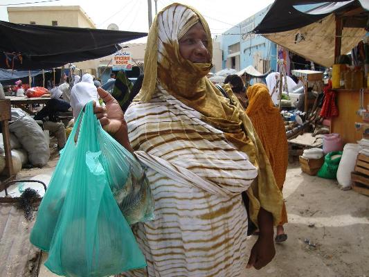 تقول جمعة منت إبراهيم وهي إحدى المتسوقات في نواذيبو إن الارتفاع فاق القدرة الشرائية للمواطنين وان الاحتكار هو السبب(تصوير الأخبار)