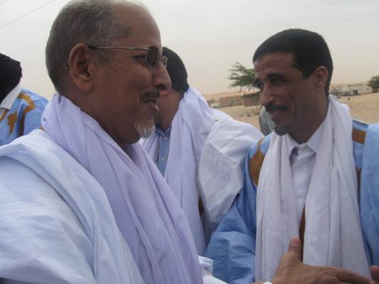 الرئيس المخلوع سيدي محمد ولد الشيخ عبد الله مع رئيس حزب اتحاد قوي التقدم محمد ولد مولود (تصوير الأخبار)
