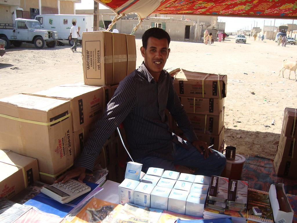 محمد علي ولد لمرابط قام بعرض تجارته في الشارع تجنبا لغلاء الإجار الذي ينعكس على أسعارالمستلزمات الدراسية (تصوير الأخبار)