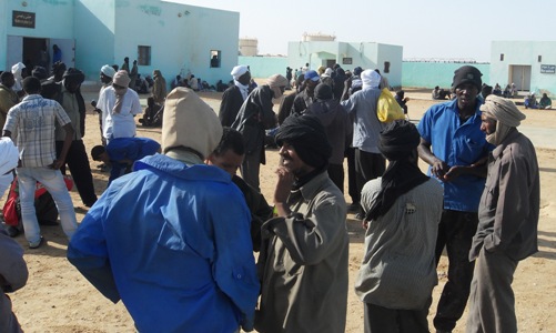 عدد الحمالين في الميناء يزيد على 5200 عامل، يتناوبون على إنزال البضائع وحملها حسب ترقيم قام به مكتب الشغل، وقد ينتظر أحدهم أياما دون أن يصل دوره (الأخبار)