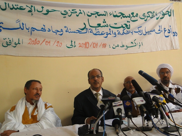 من اليمين: إمام المسجد الجامع: أحمدو ولدلمرابط، والوزير السابق إسلمو ولد سيدي المصطف، ووزير الشؤون الإسلامية أحمد ولد النيني، والمستشار بالرئاسة محمد المختار ولد امباله