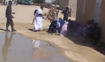 يجلس أفراد هذه الأسر في العراء بعد أن غمرت المياه منازلهم بشكل نهائي (تصوير الأخبار)