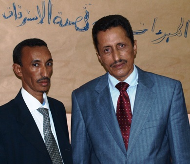 هيئة الدفاع المحامي بونن ولد اعثيمين (يمين) والمحامي كابر ولد اميجن على هامش المؤتمر الصحفي (الأخبار)