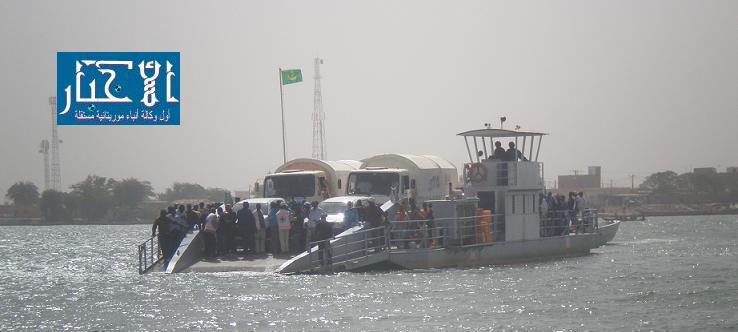 العبارة وقت مغادرتها للضفة السينغالية فى اتجاه موريتانيا وهى تقل 101 من المبعدين الموريتانيين أيام القمع السياسي الذى عاشته البلاد نهاية الثمانينات .."الأخبار"