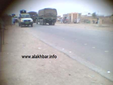 بعض سيارات القافلة العسكرية وهي في مدخل المدينة أمس السبت 13/12/08 (تصوير الأخبار)