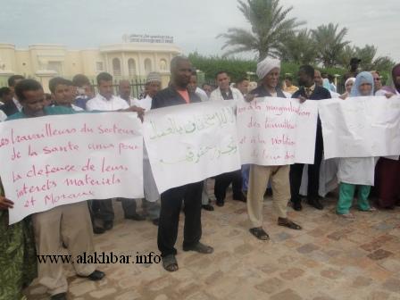 جانب من الوقفة الاحتجاجية صباح اليوم (الأخبار)