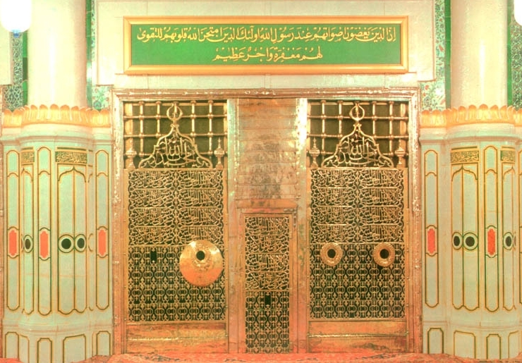 الشباك الذي يحيط بالروضة المشرفة حيث يقف المسلمون لزيارة النبي صلى الله عليه وسلم وصاحبيه 