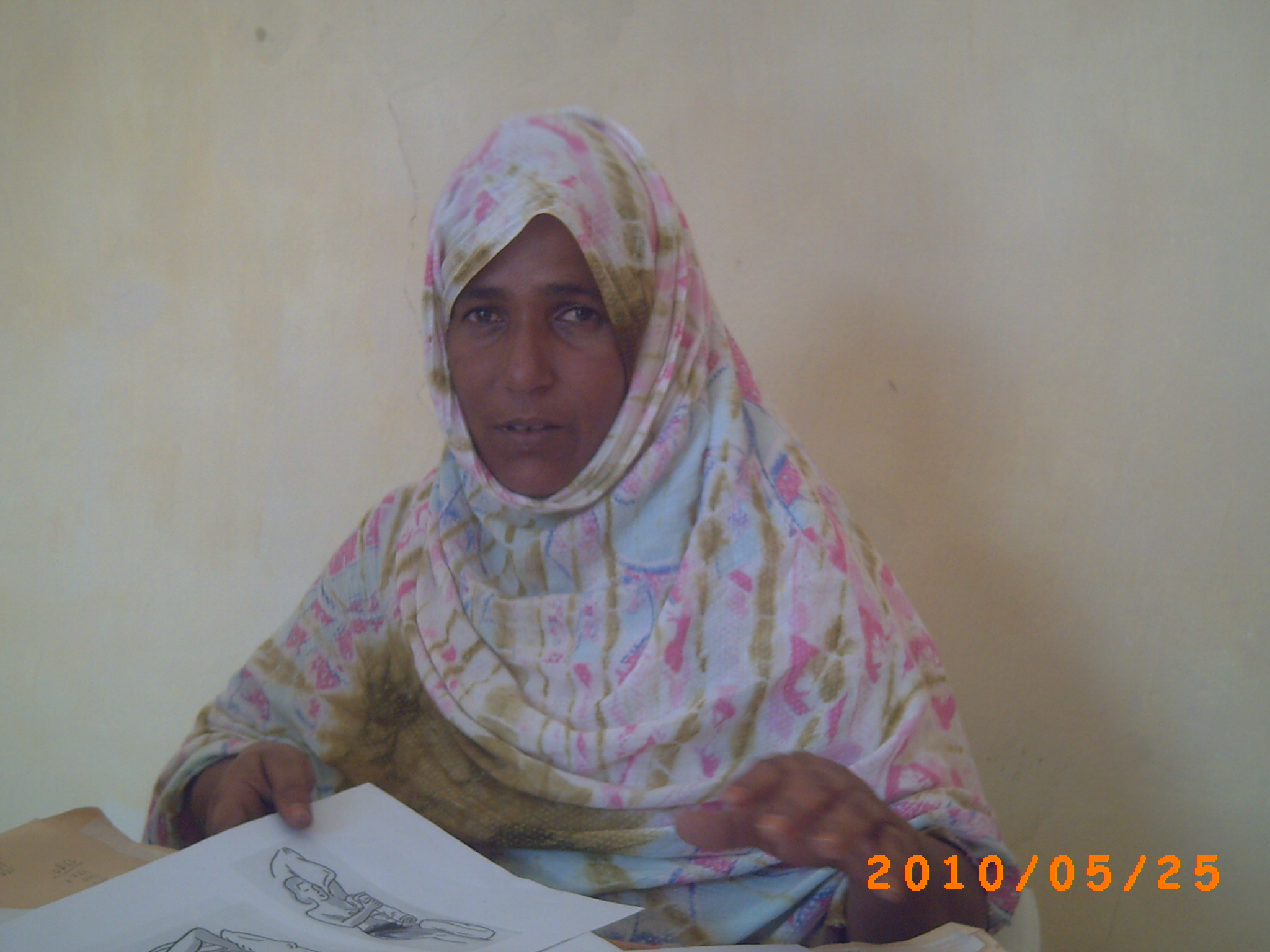 المنسقة الجهوية لوزارة الشؤون الإجتماعية والطفولة والأسرة بنواذيبو زينب منت محمدن خلال حديثها مع مراسل "الأخبار" (تصوير الأخبار)