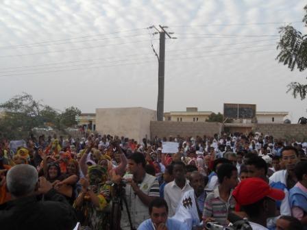 جانب من الجماهير التي حضرت مهرجان التكتل في مقر قسمه بمقاطعة توجنين شرقي العاصمة نواكشوط (الأخبار)