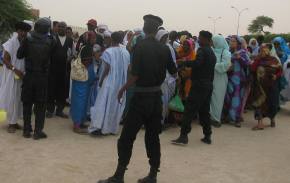 أهالي السلفيين تجمعوا أمام قصر العدالة مطالبين بالسماح لهم بحضور جلسات المحاكمة (تصوير الأخبار)