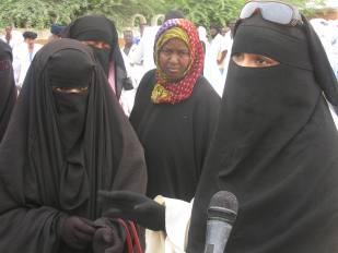 المنقبات رفضن في حديث للأخبار التخلي عن النقاب حتى لو لم يسمح لهم بحضور المحاكمة (تصوير الأخبار)