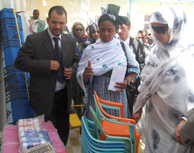وزيرة الشؤون الإجتماعية مولاتي بنت المختار وهي تستمع لشروح حول المساعدات المقدمة لرياض الأطفال(الأخبار)