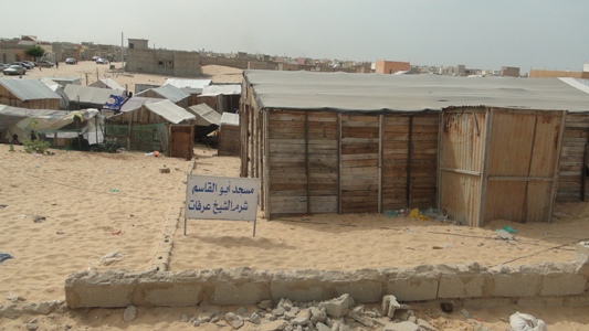 المسجد الوحيد في حي "شرم الشيخ الذي بناه السكان من الخشب وعلي الطريقة التقليدية وهو يطمحون إلي الحصول علي مسجد حديث (تصوير الأخبار)