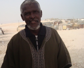 مسعودولد محمد أحد سكان حي لمغيطي (تصوير الأخبار)