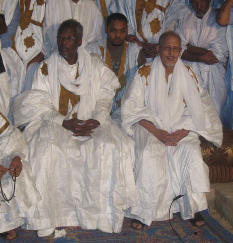 الرئيس السابق سيد محمد ولد الشيخ عبد الله مع المرشح الرئاسي ولد بلخير في قريته لمدن (ارشيف الأخبار)