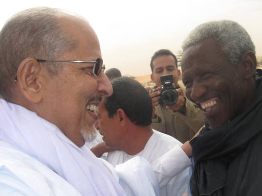الرئيس المخلوع سيدي محمد ولد الشيخ عبد الله مع نائب رئيس حزب التحالف الشعبي عمر ولد يالي (تصوير الأخبار)