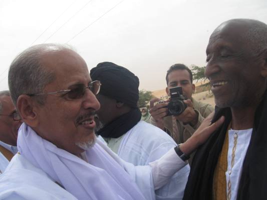 الرئيس المخلوع سيدي محمد ولد الشيخ عبد الله مع مرشح الرئاسيات السابق ألاسان أمادو (تصوير الأخبار)