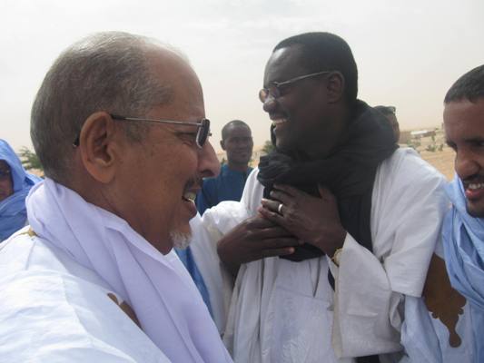 الرئيس المخلوع سيدي محمد ولد الشيخ عبد الله مع الناطق سابقا باسمم الرئاسة عبد الله با (تصوير الأخبار)