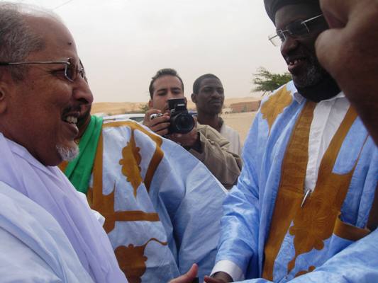 الرئيس المخلوع سيدي محمد ولد الشيخ عبد الله يعانق الوزير الأمين العام للرئاسة سابقا بيجل ولد هميد (تصوير الأخبار)