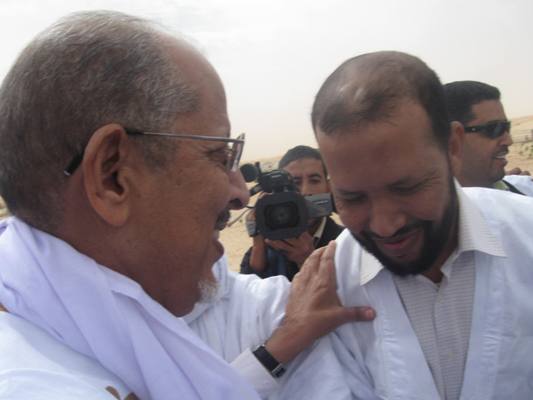 الرئيس المخلوع سيدي محمد ولد الشيخ عبد الله مع نائب رئيس حزب "تواصل" محمد غلام ولد الحاج الشيخ (تصوير الأخبار)