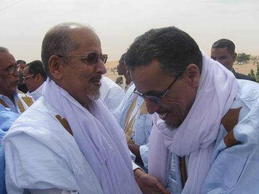 الرئيس المخلوع سيدي محمد ولد الشيخ عبد الله مع الوزير السابق عن حزب "تواصل"  حبيب ولد حمديت (تصوير الأخبار)