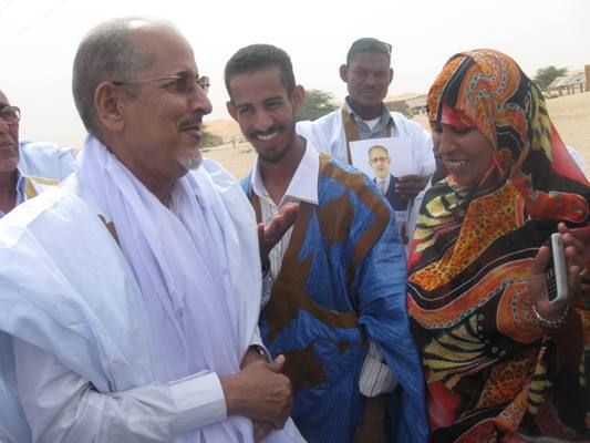 الرئيس المخلوع سيدي محمد ولد الشيخ عبد الله مع عضو المكتب السياسي ل"تواصل" المصرية بنت عابدين" (تصوير الأخبار)