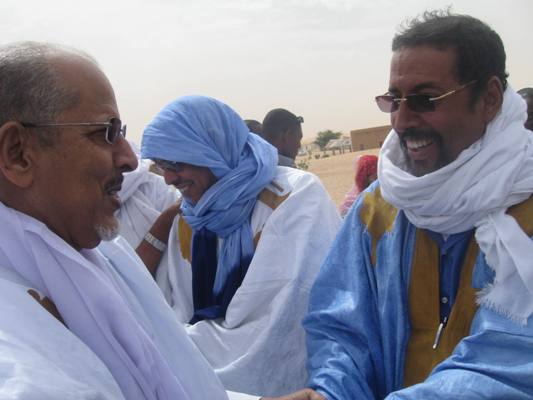 الرئيس المخلوع سيدي محمد ولد الشيخ عبد الله مع وزير المالية السابق ولد حم فزاز  (تصوير الأخبار)
