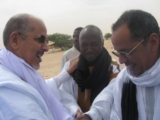 الرئيس المخلوع سيدي محمد ولد الشيخ عبد الله مع وزير العدل السابق يحي ولد سيد المصطف (تصوير الأخبار)