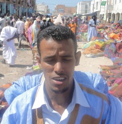 حمزة ولد محمد يحظيه قدم إلي السوق المركزي "كبتال" من أجل شراء ثياب العيد ومنافسة زملائه في جمال الثياب (تصوير الأخبار)