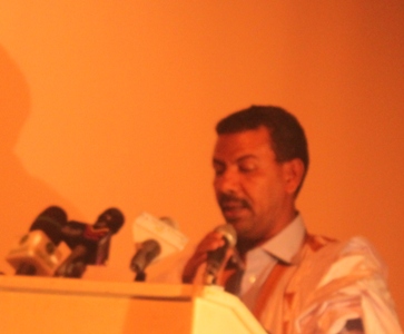 حمد حبيب الله ولد محمد موسي رئيس المنتدى الموريتاني للصم خلال كملة الافتتاح (تصوير الأخبار)