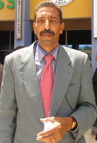 مندوب عمال الضمان الاجتماعي محمد ولد المرابط خلال تصريحه للأخبار (تصوير الأخبار)