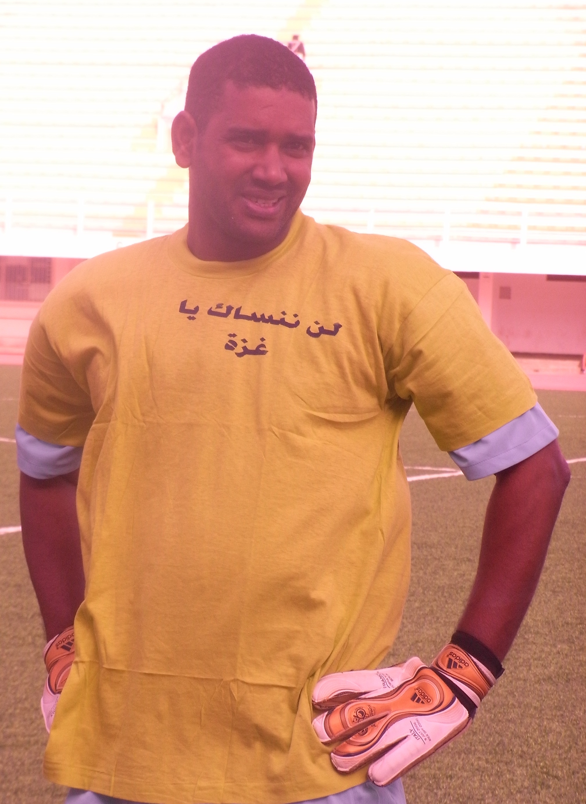 لاعب فريق العلم وهو يحمل قميص كتب عليه "لن ننساك ياغزة" (تصوير الأخبار)