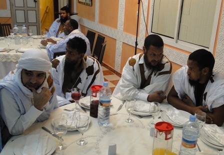 بعض السجناء المفرج يستمعون  لمداخلات الأئمة والعلماء  (الأخبار) 