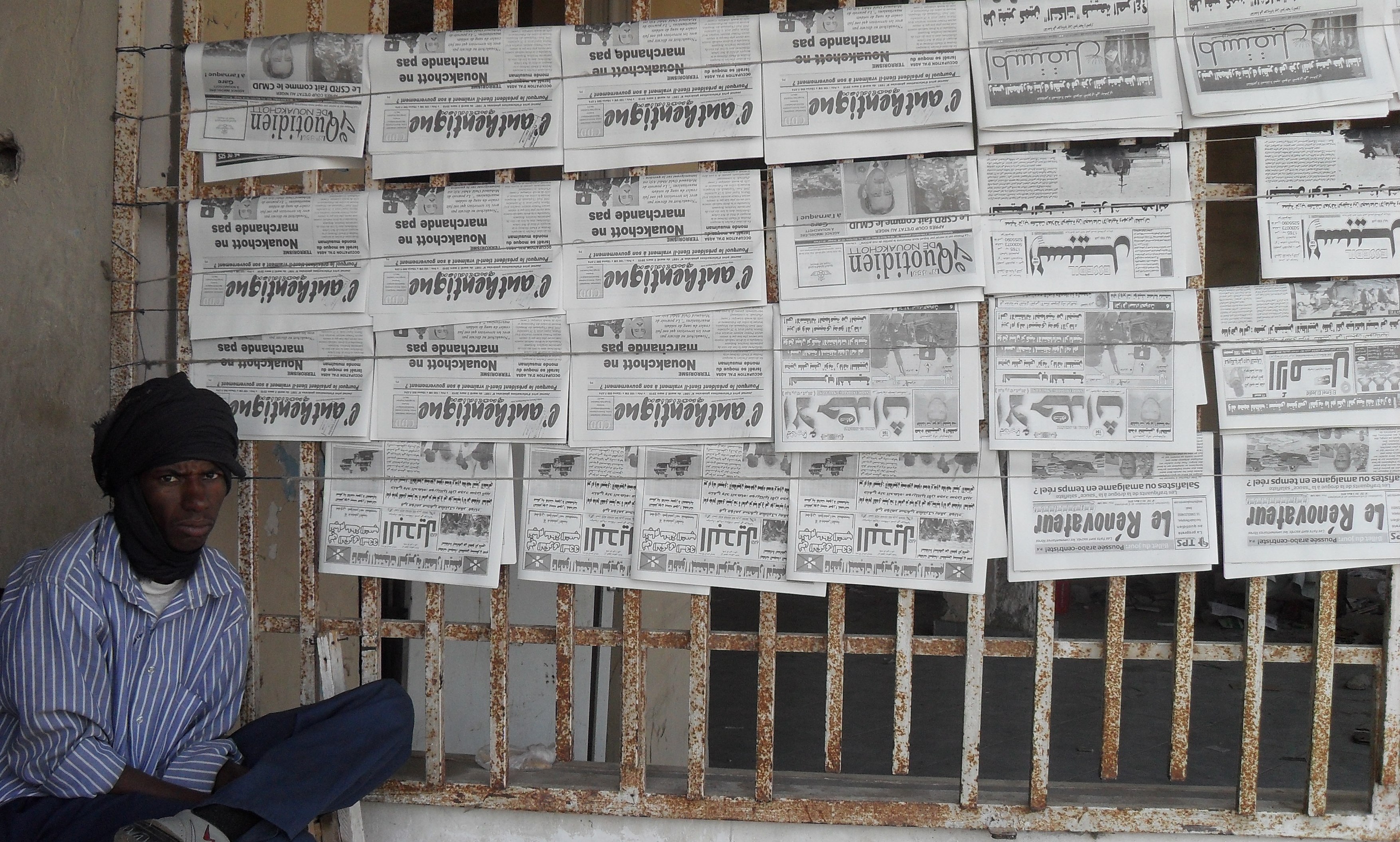 زميل محمد لم يتحدث الينا وفضل الجلوس بالقرب من الصحف لعل أحد الزبناء يأتي لشراء صحيفة