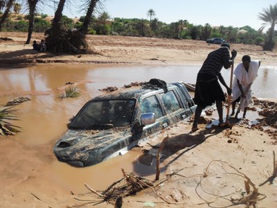 هذه السيارة جرفتها سيول "صالة" كامور بشكل نهائي مما جعل معظم السائقين يتريث عند المرور من الطريق المغمور (تصوير الأخبار)