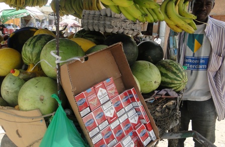 علب السجائر إلى جانب المواد الغذائية أمر  طبيعي في سوق العاصمة (الأخبار) 