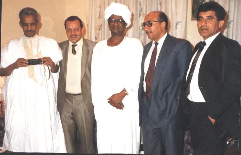 الأديب السوداني الراحل: الطيب صالح مع المرحوم الأستاذ عبد الله ولد أربيه