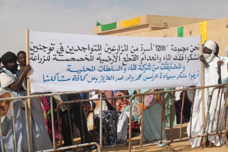 مزارعوا توجنين حملوا لافتات تطالب بالإنصاف واشتكوا من ممارسات بعض النافذين (تصوير الأخبار)