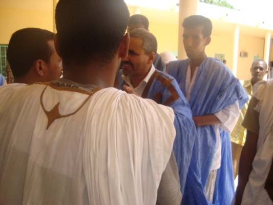 الأمين العام لرئاسة الجامعة محاطا بالعديد من الطلاب الغاضبين
