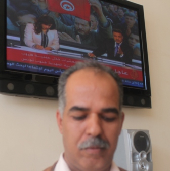 المتحدث باسم  الجالية التونسية في موريتانيا علي برقوقي تحدث للأخبار رغم انشغاله بالتلفزيون حيث يتابع تطورات الأحداث المتلاحقة في تونس (الأخبار) 