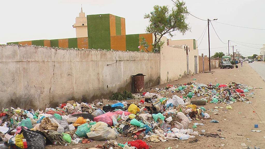 مركز الحالة المدنية في تيارت أحاطت القمامة بمدخله وأضرت بعماله والمنازل المحيطة به "الأخبار"