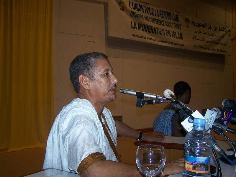 ولد أحمد رأى أن الثقافة الموريتانية تنبذ العنف وتعتمد مقارعة الحجة بالحجة مطالبا الأسر بتحمل مسؤولياتهم في تربية النشء (تصوير الأخبار)