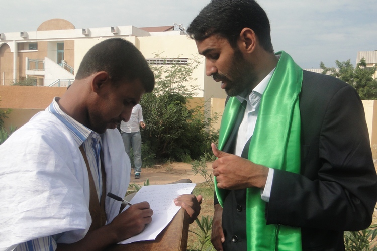 الأمين العام للإتحاد محمد سالم ولد عابدين مع الزميل أمحمد ولد البكاي (تصوير الأخبار)