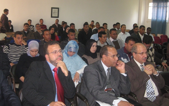 جانب من الجمهور ويظهر في المقدمة بعض أساتذة الكلية التي احتضنت النشاط 